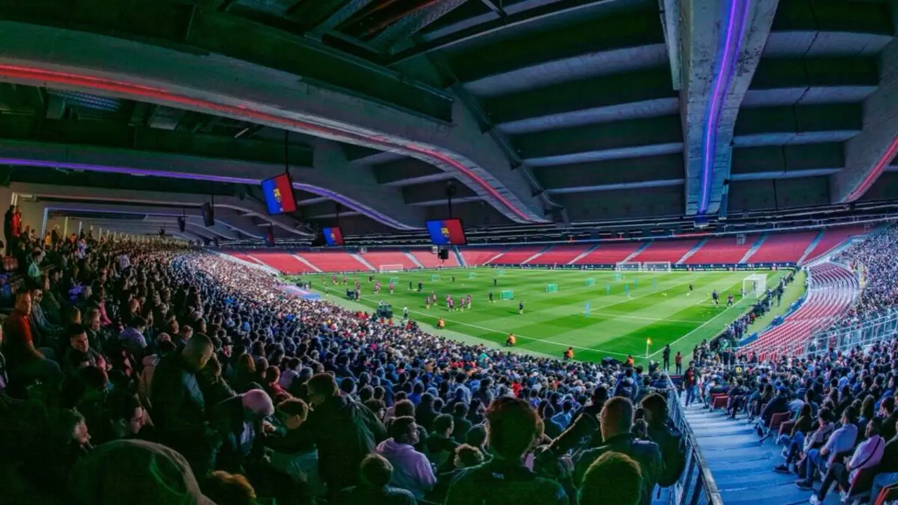 Estadio de f&uacute;tbol durante un partido. SHUTTERSTOCK