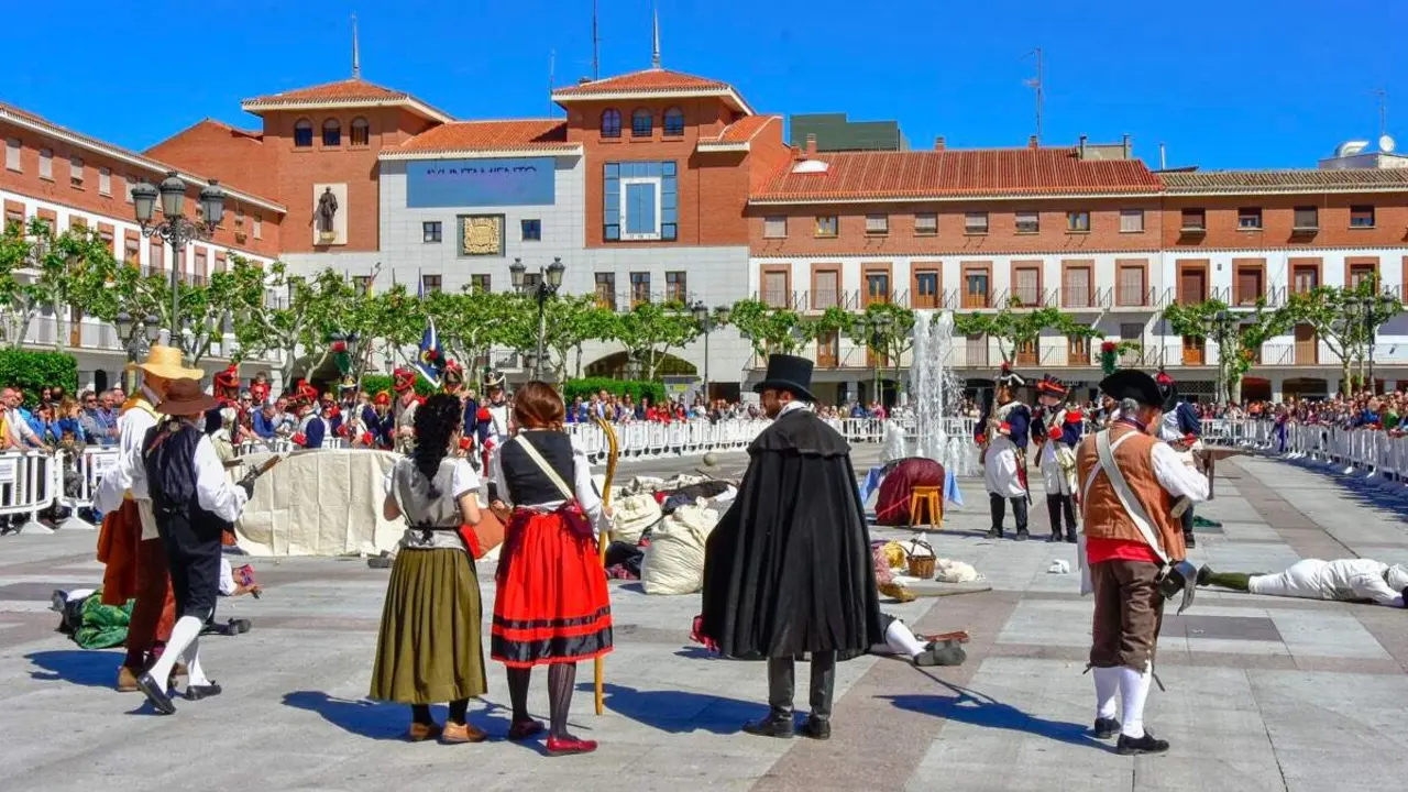 Recreaci&oacute;n hist&oacute;rica del Levantamiento del 2 de mayo en la Plaza Mayor de Torrej&oacute;n de Ardoz, en una edici&oacute;n anterior. AYUNTAMIENTO DE TORREJ&Oacute;N DE ARDOZ