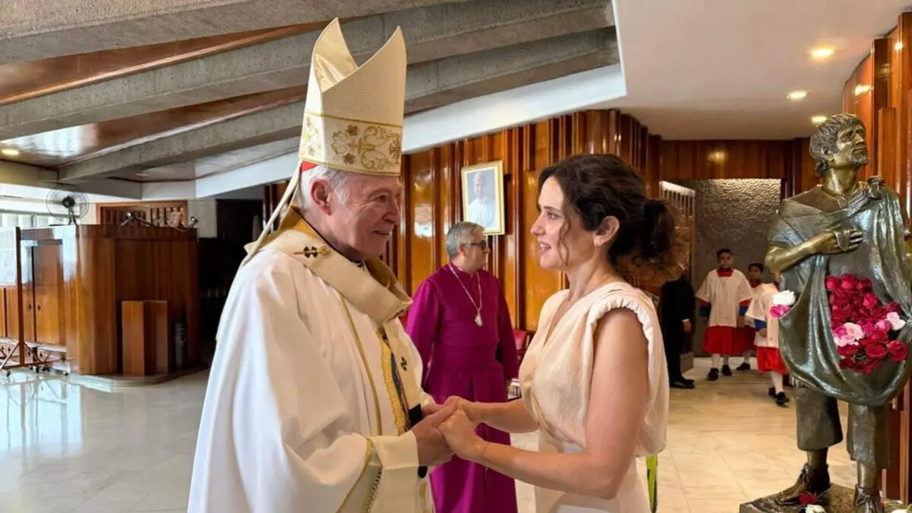 Isabel D&iacute;az Ayuso saluda al cardenal Carlos Aguiar durante su visita a la Bas&iacute;lica de Guadalupe en Ciudad de M&eacute;xico. Comunidad de Madrid