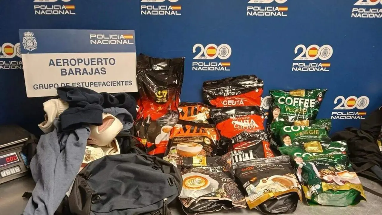 Paquetes de caf&eacute; utilizados para ocultar la droga intervenida en el aeropuerto. POLIC&Iacute;A NACIONAL
