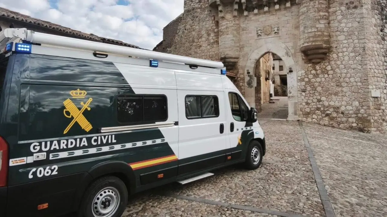 Oficina M&oacute;vil de Atenci&oacute;n a la Ciudadan&iacute;a (OMAC) de la Guardia Civil presentada hoy en Hita. GUARDIA CIVIL