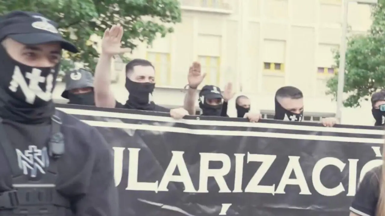 Miembros de N&uacute;cleo Nacional durante la marcha convocada en Lavapi&eacute;s. RED SOCIAL X