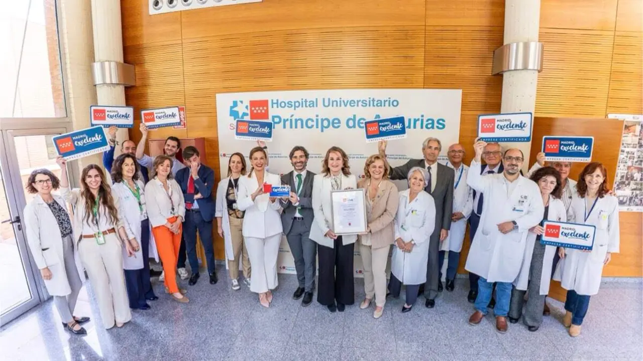 Equipo del Hospital Universitario Pr&iacute;ncipe de Asturias tras recibir el sello Madrid Excelente. COMUNIDAD DE MADRID