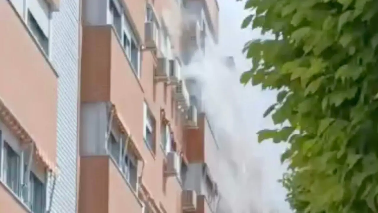 Humo saliendo de la vivienda afectada por el incendio en Torrej&oacute;n de Ardoz. MIRACORREDOR