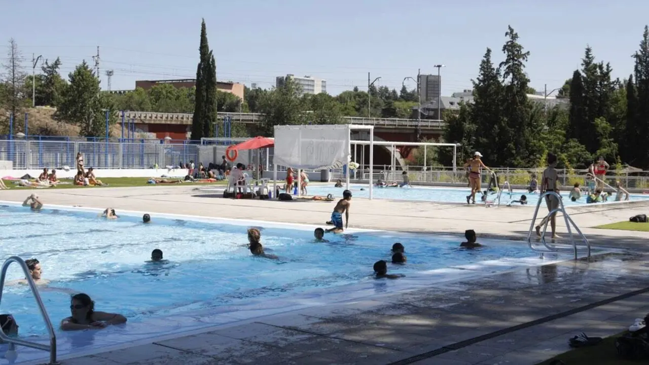 Una de las piscinas municipales de Madrid. AYUNTAMIENTO DE MADRID