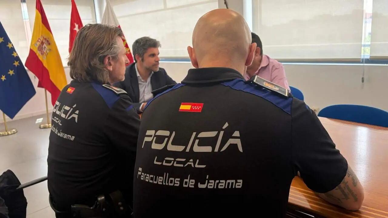 Agentes de la Polic&iacute;a Local de Paracuellos durante el encuentro mantenido con el alcalde. AYUNTAMIENTO DE PARACUELLOS.