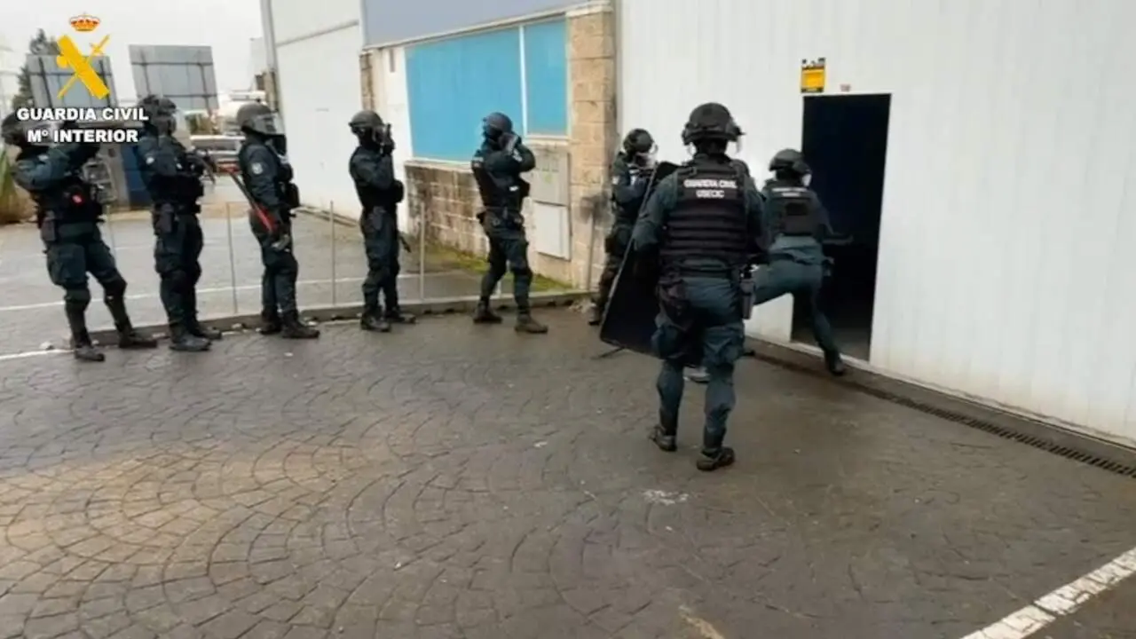 Agentes de la Guardia Civil durante la operaci&oacute;n. GUARDIA CIVIL