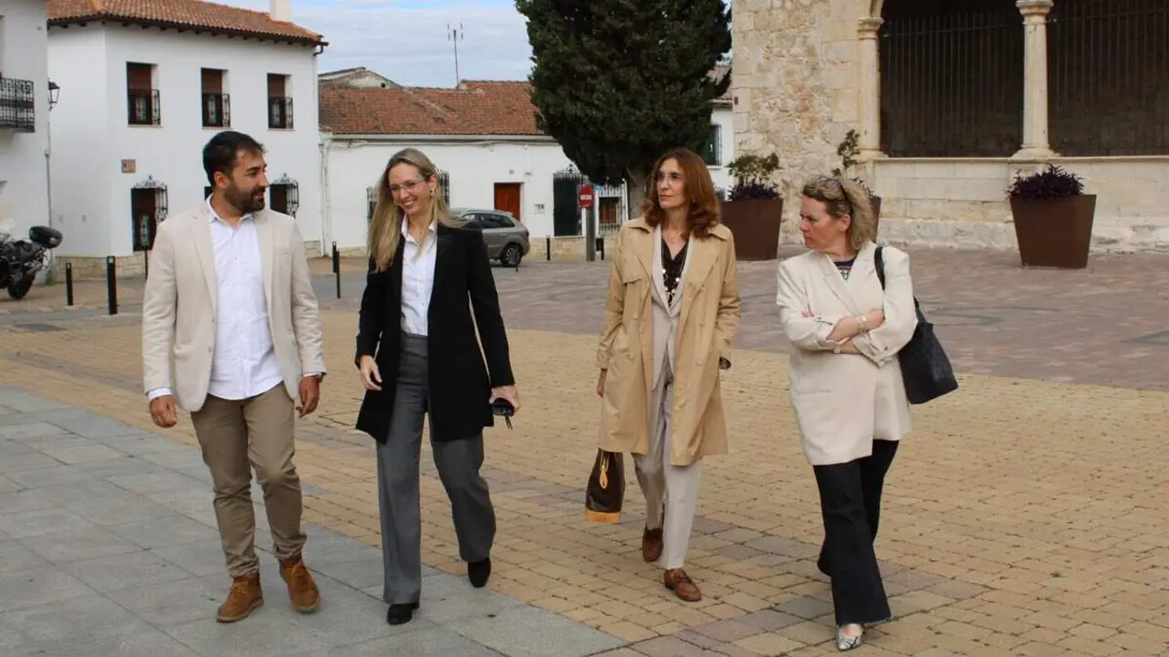 La viceconsejera de Sanidad, Laura Guti&eacute;rrez, junto al alcalde de Torres de la Alameda, Jos&eacute; Antonio Blanco. AYUNTAMIENTO DE TORRES DE LA ALAMEDA