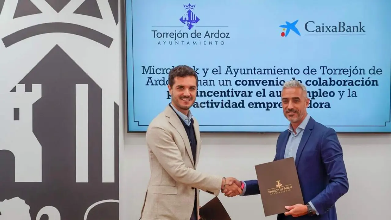 Firma del convenio entre el Ayuntamiento de Torrej&oacute;n de Ardoz y MicroBank. AYUNTAMIENTO DE TORREJ&Oacute;N DE ARDOZ