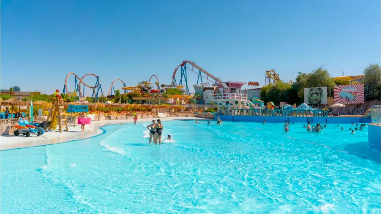 Piscina de olas de Parque Warner Beach. PARQUE WARNER BEACH