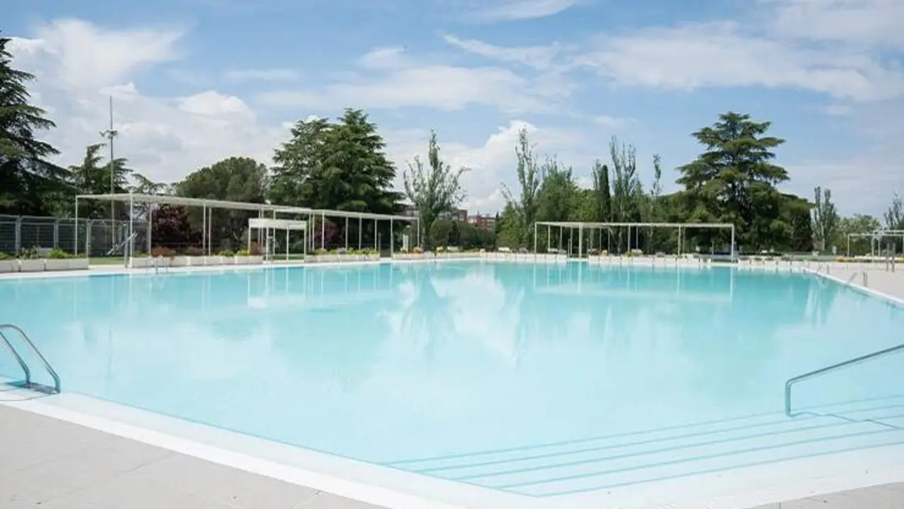 Piscina municipal del Cerro de Almod&oacute;var. AYUNTAMIENTO DE MADRID