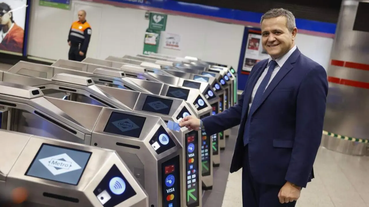 Jorge Rodrigo prueba el nuevo sistema de pago con tarjeta en los tornos del Metro de Madrid. COMUNIDAD DE MADRID