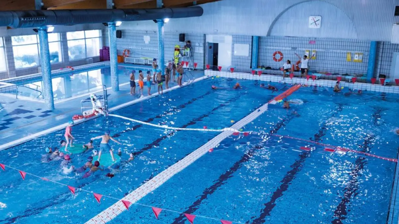 Vaso grande de la piscina del polideportivo Cerro del Tel&eacute;grafo. AYTO. DE RIVAS