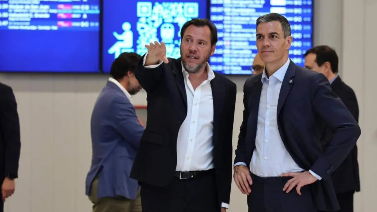 Pedro S&aacute;nchez y &Oacute;scar Puente durante la visita al nuevo vest&iacute;bulo de la estaci&oacute;n Madrid Chamart&iacute;n-Clara Campoamor. MINISTERIO DE TRANSPORTES.
