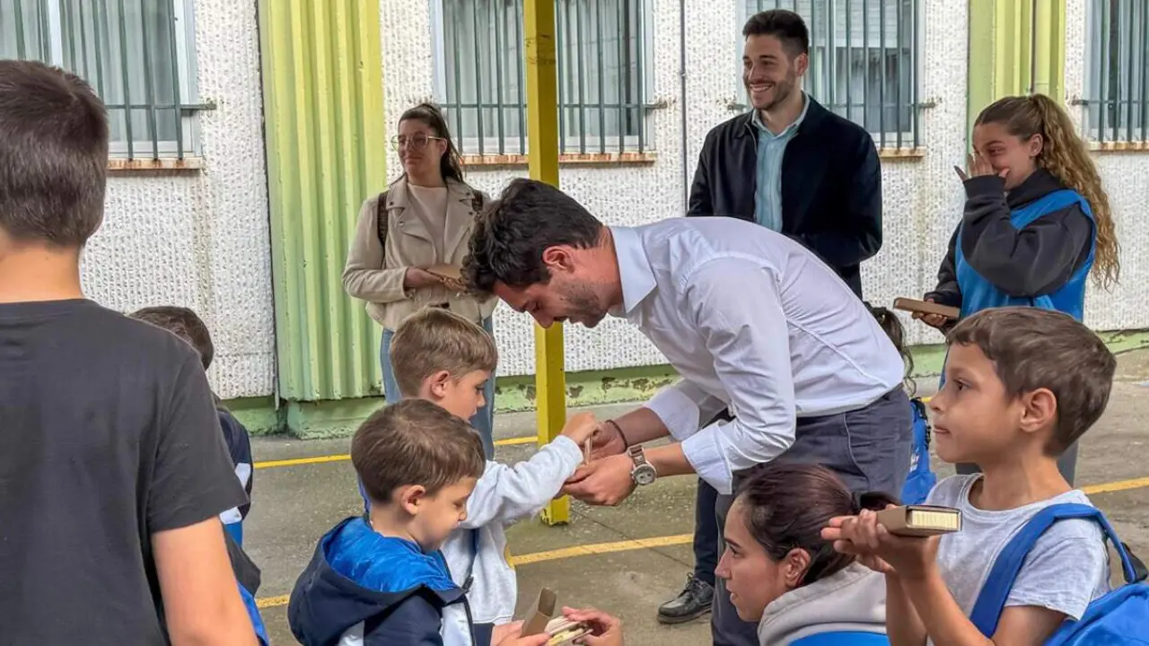 El alcalde de Torrej&oacute;n de Ardoz, Alejandro Navarro, visita una actividad de la iniciativa 'Patios Abiertos'. AYUNTAMIENTO DE TORREJ&Oacute;N DE ARDOZ.