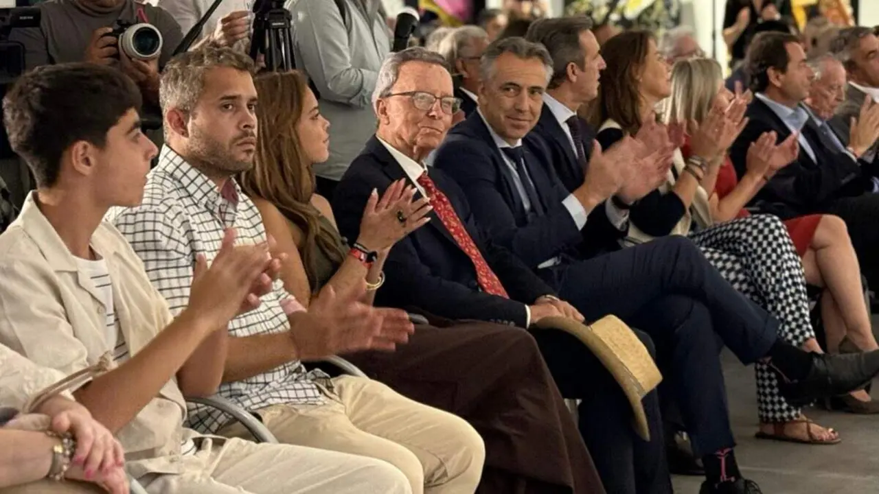 Ortega Cano, junto a sus hijos, durante el homenaje celebrado en Las Ventas. COMUNIDAD DE MADRID.