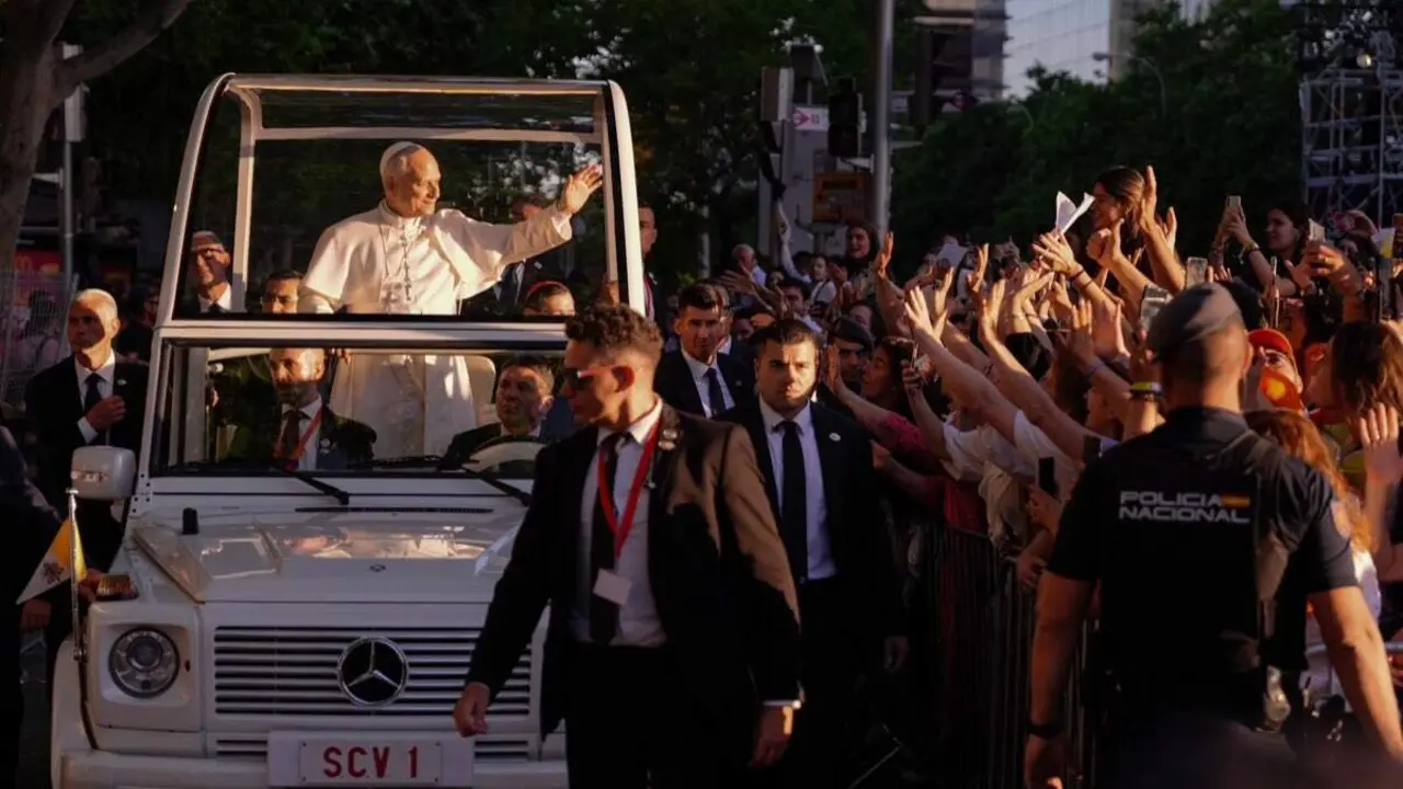 El papa Le&oacute;n XIV saluda a los fieles durante su recorrido por Madrid. AYUNTAMIENTO DE MADRID.