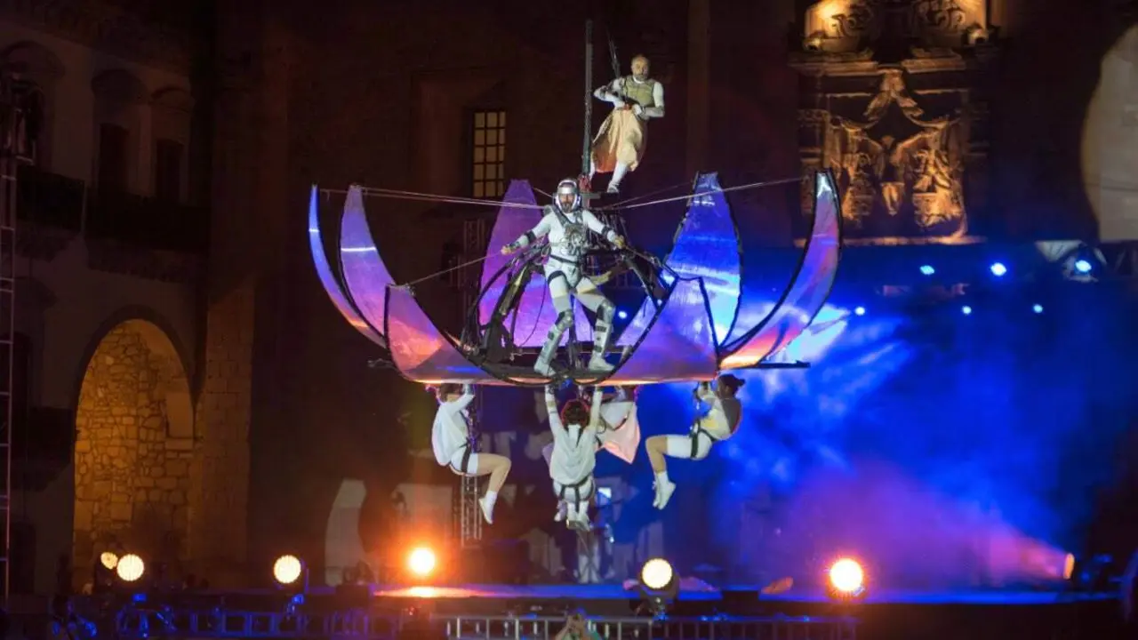 Espect&aacute;culo de teatro a&eacute;reo de Grupo Puja! CL&Aacute;SICOS EN ALCAL&Aacute;.