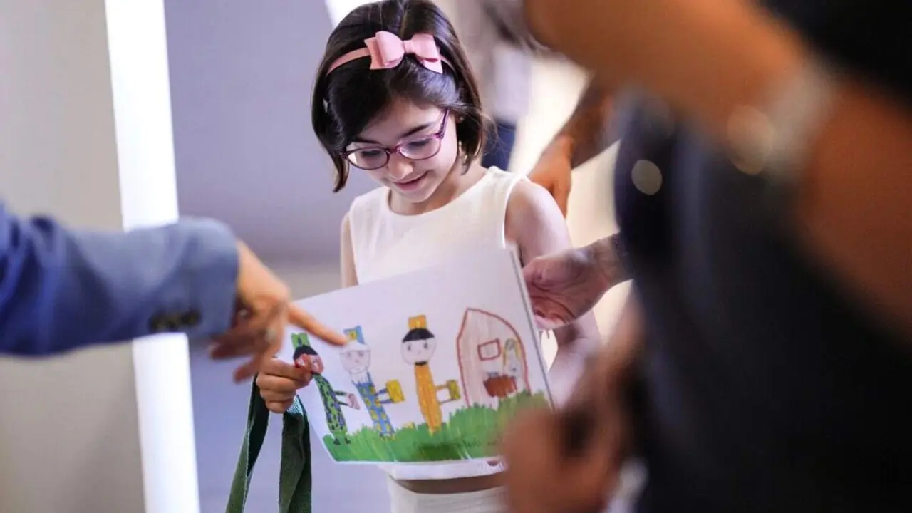 Una de las alumnas premiadas muestra su dibujo ganador. AYUNTAMIENTO DE MADRID