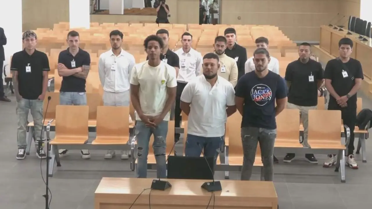 Varios de los acusados en la sala de vistas de la Audiencia Nacional. TELEMADRID