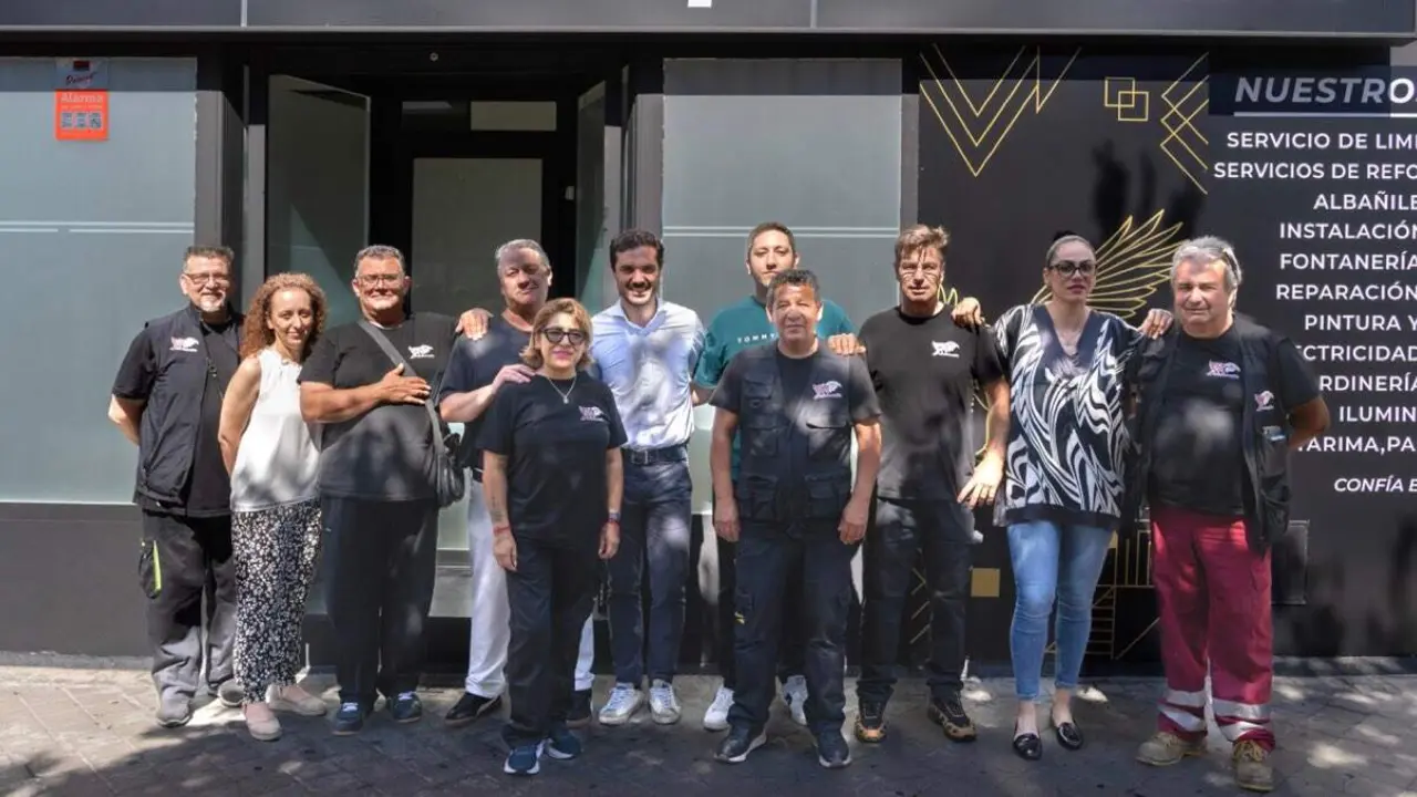 Plantilla de Soluciones Mill&aacute;n junto al alcalde de Torrej&oacute;n durante la visita a las instalaciones. AYUNTAMIENTO DE TORREJ&Oacute;N DE ARDOZ
