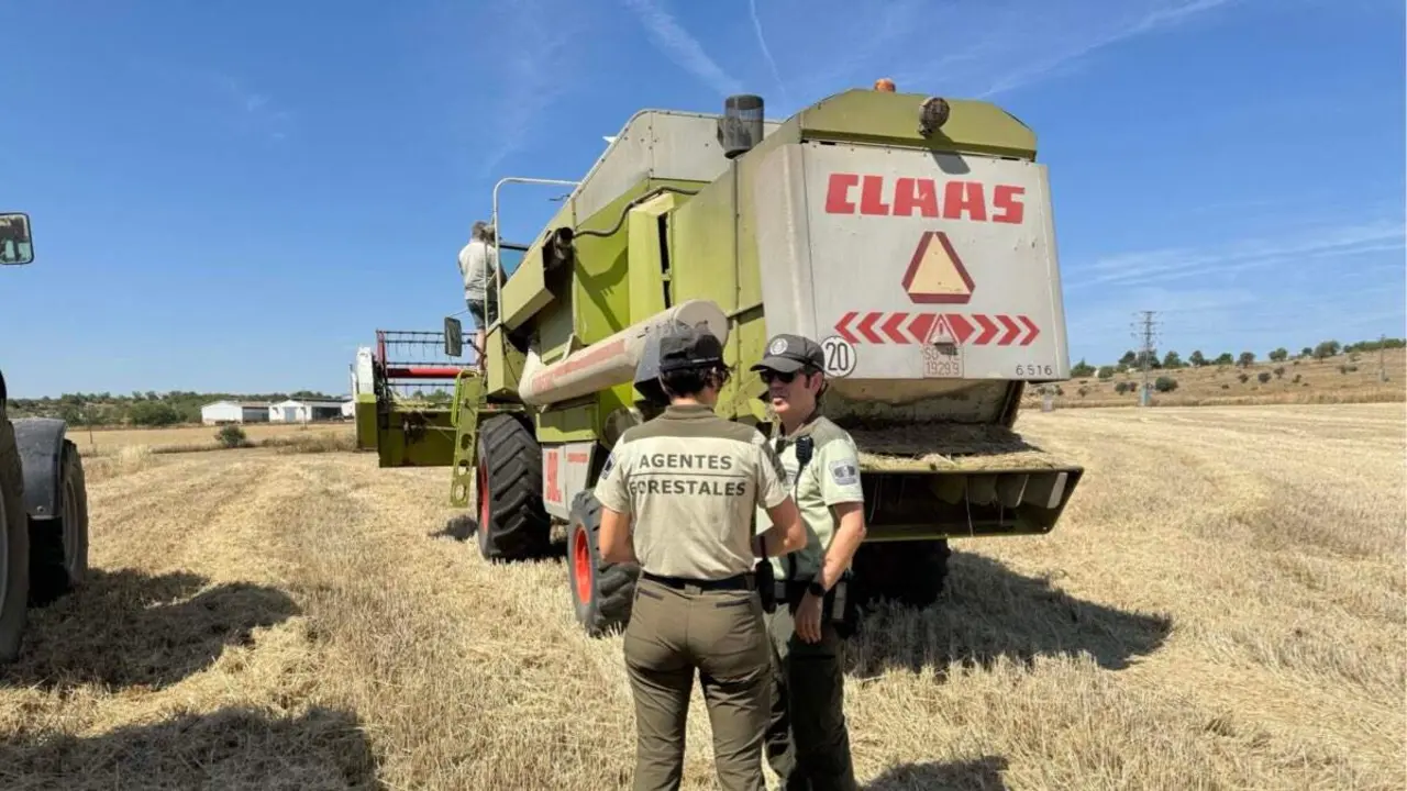 Agentes Forestales supervisan una cosechadora durante la campa&ntilde;a de prevenci&oacute;n de incendios. COMUNIDAD DE MADRID