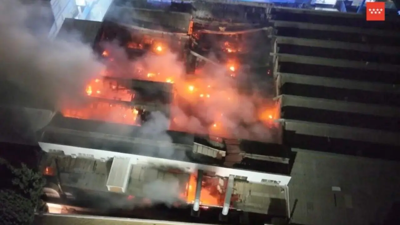 Incendio en la nave de repuestos de piscinas de San Fernando de Henares. COMUNIDAD DE MADRID