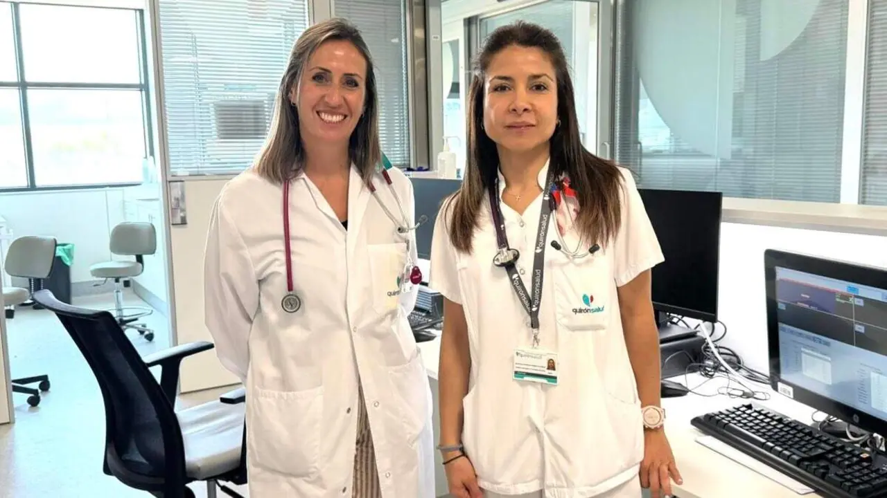 Las doctoras Marcela H&oacute;mez Guzm&aacute;n y Mar&iacute;a Vel&aacute;zquez de Cu&eacute;llar, responsables del proyecto en el Hospital Quir&oacute;nsalud Valle del Henares. QUIR&Oacute;NSALUD
