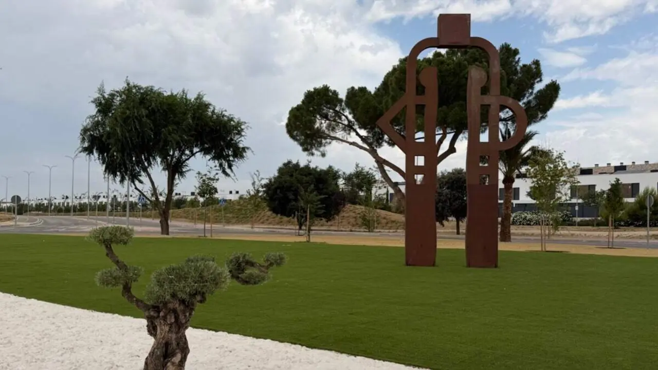El antiguo reloj del Recinto Ferial preside una de las nuevas rotondas de la Ronda Sur. AYTO. DE TORREJ&Oacute;N
