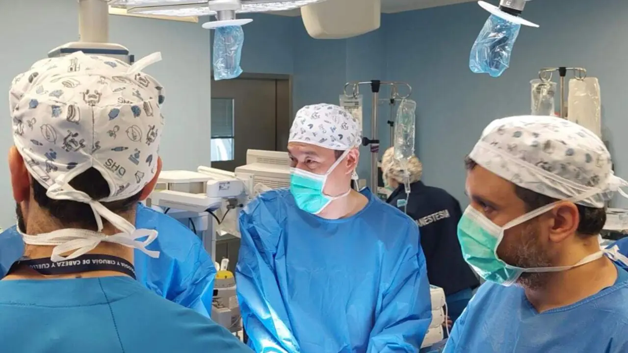 Especialistas del Hospital Pr&iacute;ncipe de Asturias durante la implantaci&oacute;n de la innovadora pr&oacute;tesis. COMUNIDAD DE MADRID