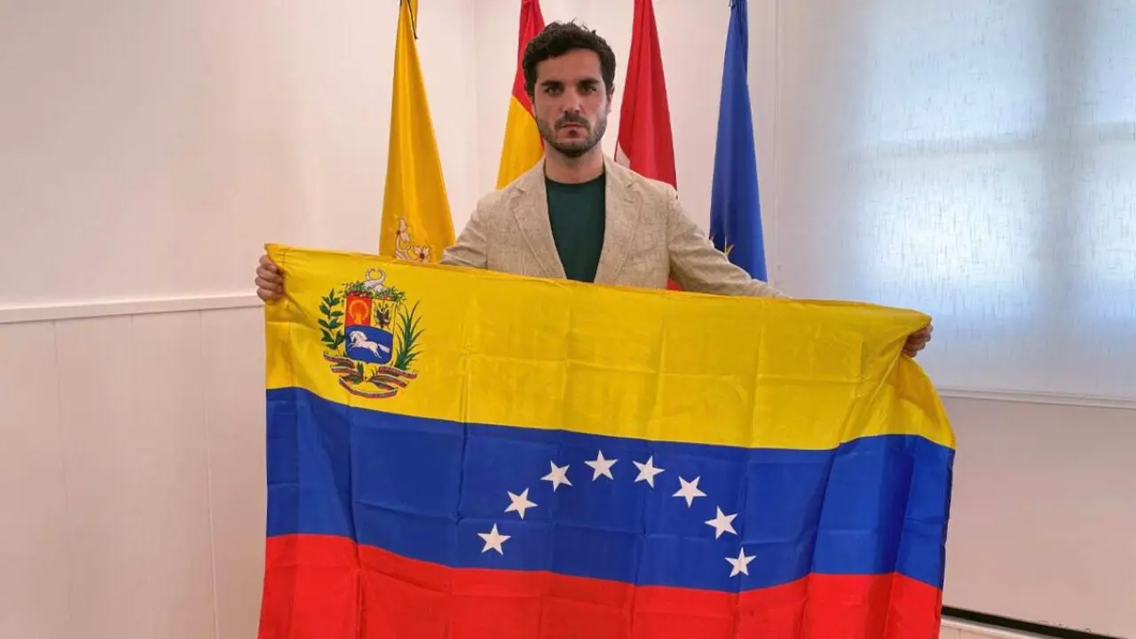 El alcalde de Torrej&oacute;n de Ardoz, Alejandro Navarro, con la bandera de Venezuela. AYTO. DE TORREJ&Oacute;N