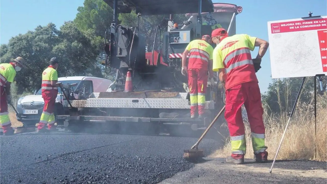 Trabajos de mejora del firme en una carretera de la Comunidad de Madrid. COMUNIDAD DE MADRID