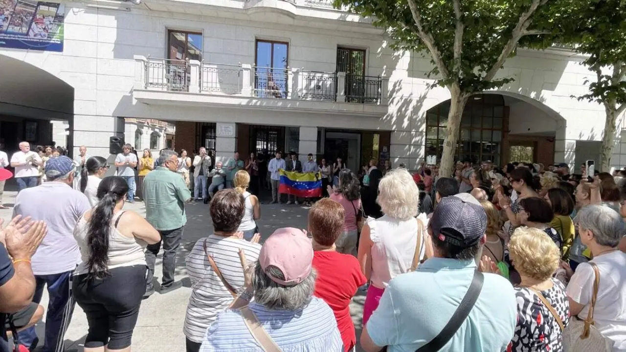 Vecinos participan en el minuto de silencio celebrado en Torrej&oacute;n de Ardoz. AYTO. DE TORREJ&Oacute;N