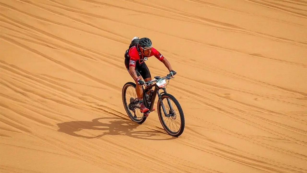 Marco Antonio de la Fuente, durante su participaci&oacute;n en la Titan Desert Marruecos 2026. AYTO. DE TORREJ&Oacute;N