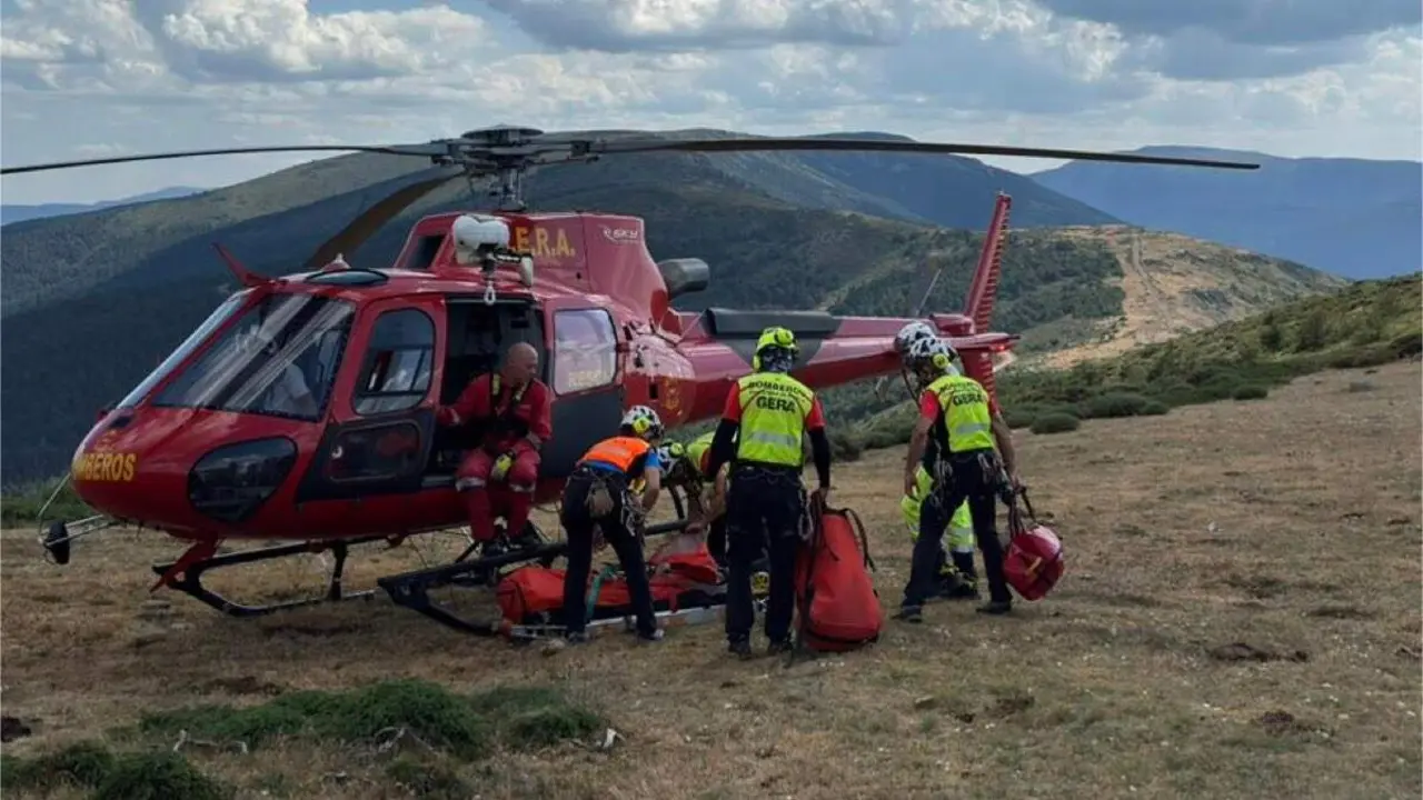 Efectivos del GERA rescatan al parapentista accidentado en Villavieja del Lozoya. 112 COMUNIDAD DE MADRID