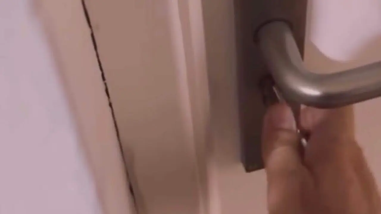 V&iacute;ctor Acosta intenta abrir la puerta de su despacho en el v&iacute;deo difundido por Vox Alcal&aacute;.
