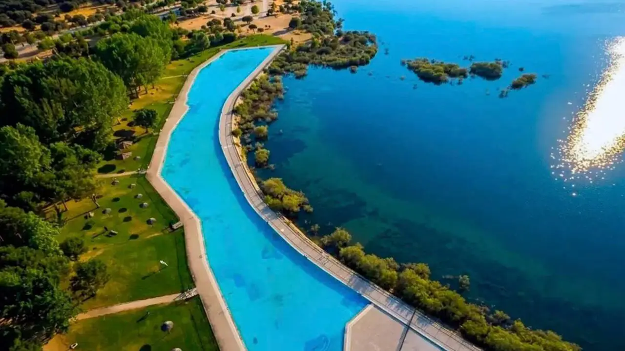 Vista a&eacute;rea de la piscina de Riosequillo, en Buitrago del Lozoya. COMUNIDAD DE MADRID