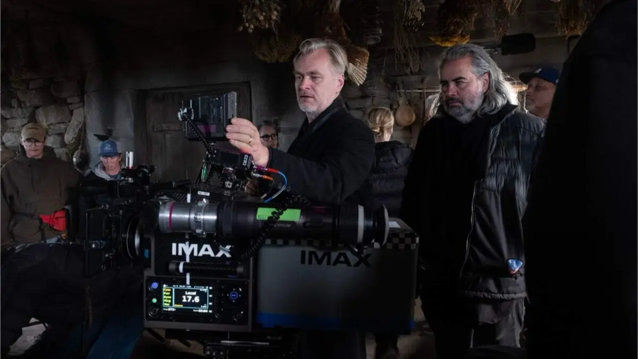 Christopher Nolan durante el rodaje de 'La Odisea' con una c&aacute;mara IMAX. CINESA
