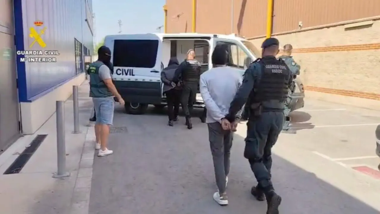 Los detenidos por la Guardia Civil en Parque Corredor. GUARDIA CIVIL