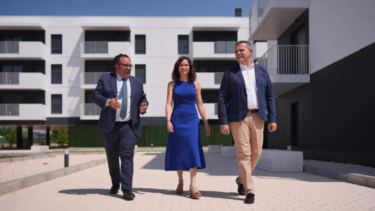 Isabel D&iacute;az Ayuso durante la visita a la promoci&oacute;n de 524 viviendas del Plan Vive en Boadilla del Monte. COMUNIDAD DE MADRID