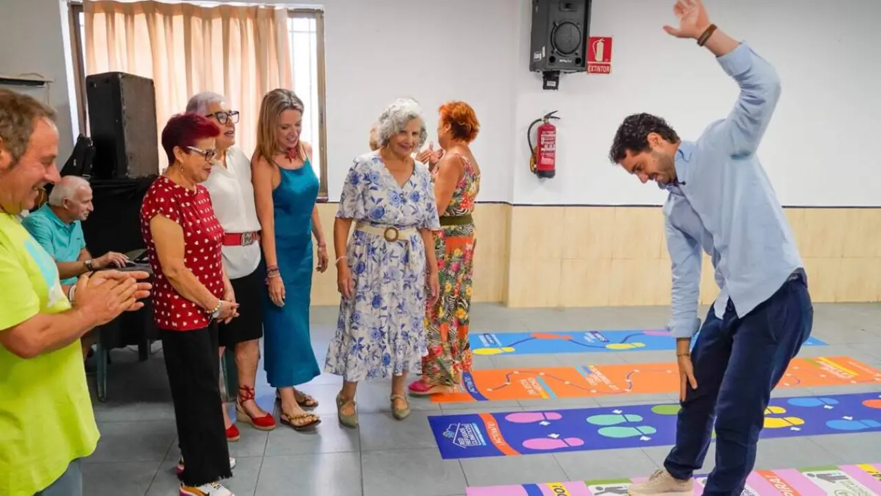 El alcalde, Alejandro Navarro Prieto, durante su visita al Centro de Mayores de la calle Madrid. AYTO. DE TORREJ&Oacute;N.