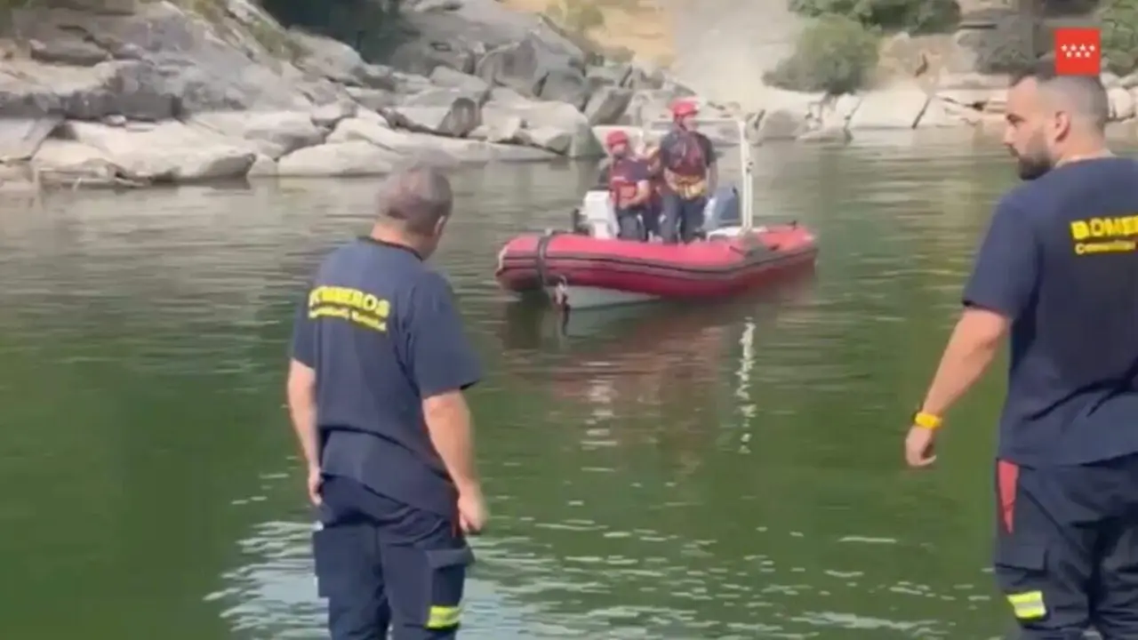 Bomberos de la Comunidad de Madrid, durante el operativo de b&uacute;squeda y rescate del joven fallecido en el Pantano de San Juan. 112 COMUNIDAD DE MADRID