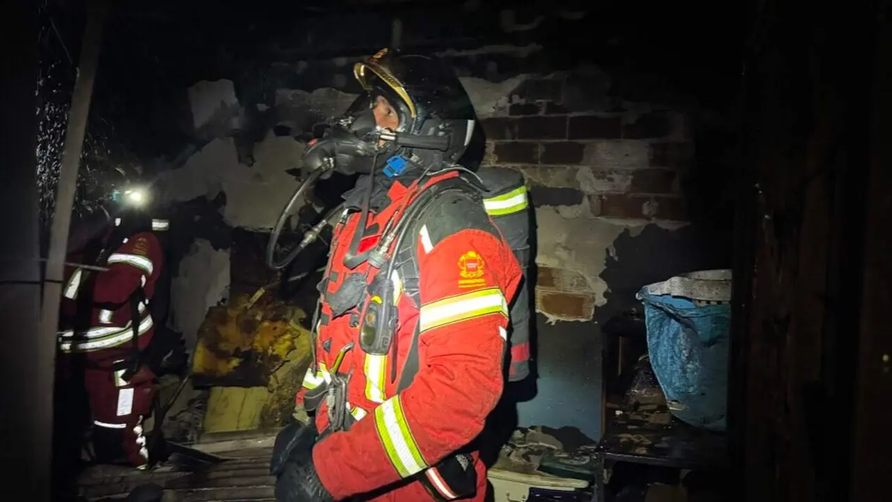 Los bomberos durante su intervenci&oacute;n en el incendio de Fuenlabrada. 112 COMUNIDAD DE MADRID.
