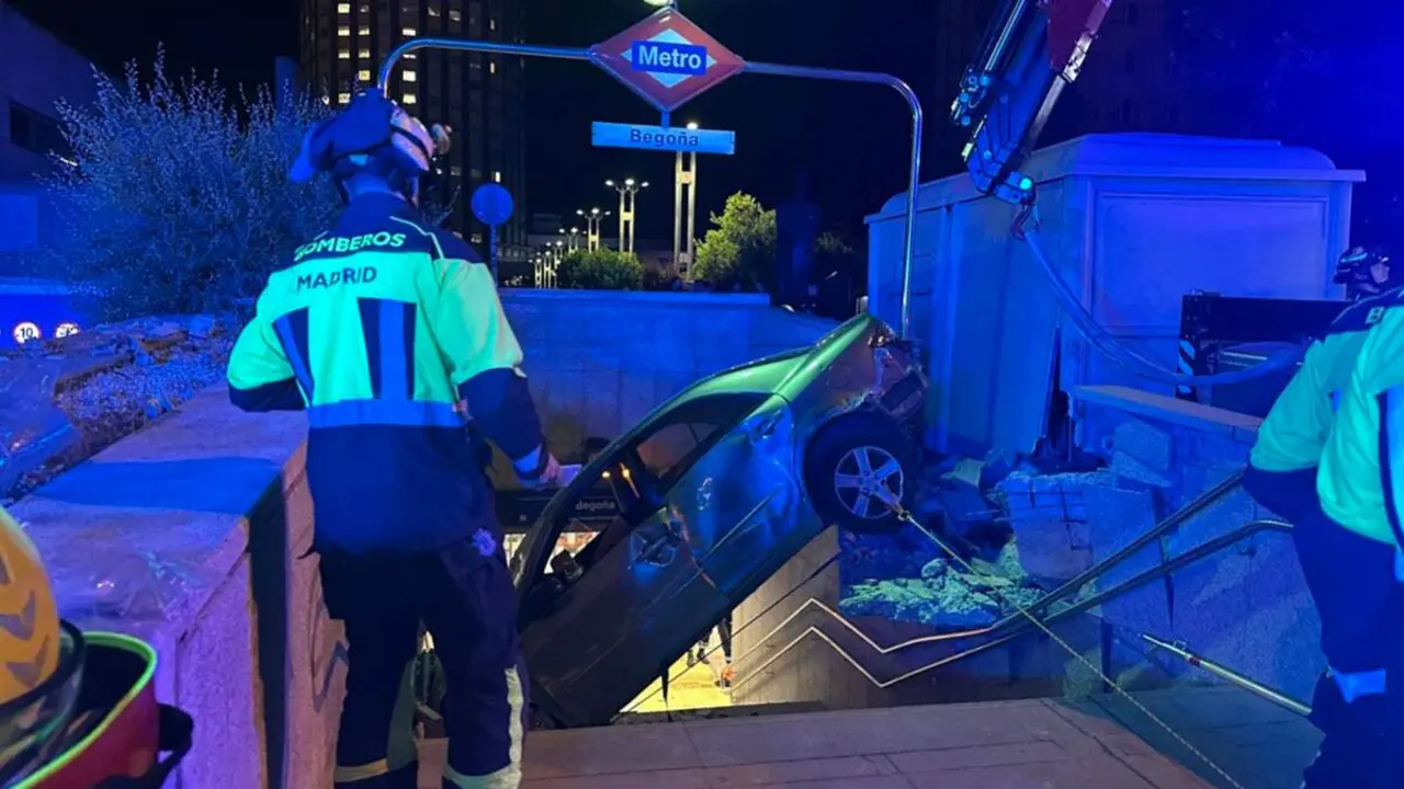 Los bomberos en el accidente en la boca de Metro de Bego&ntilde;a. EMERGENCIAS MADRID.
