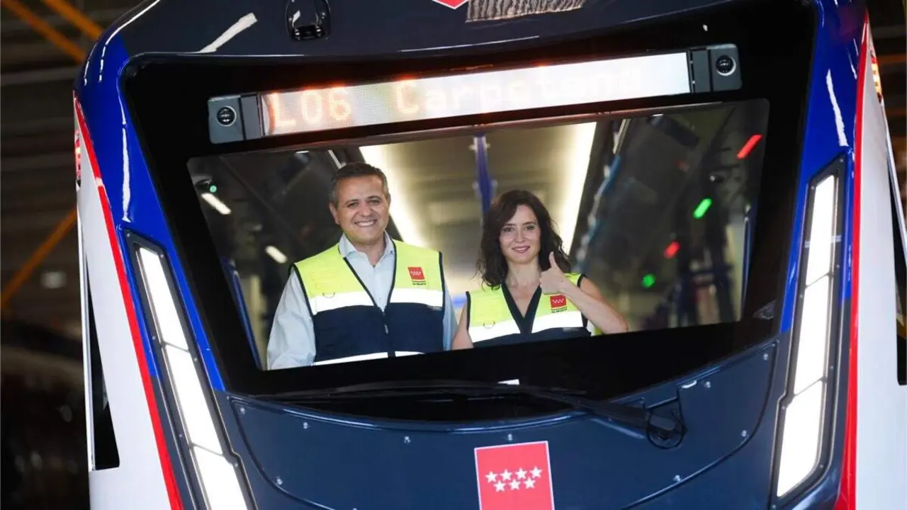 Ayuso durante la presentaci&oacute;n del primer tren autom&aacute;tico que circular&aacute; por la L&iacute;nea 6 de Metro. COMUNIDAD DE MADRID.
