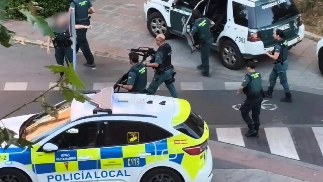 Despliegue de la Guardia Civil y de la Polic&iacute;a Local tras el tiroteo ocurrido en Covibar. VECINOS POR RIVAS VACIAMADRID
