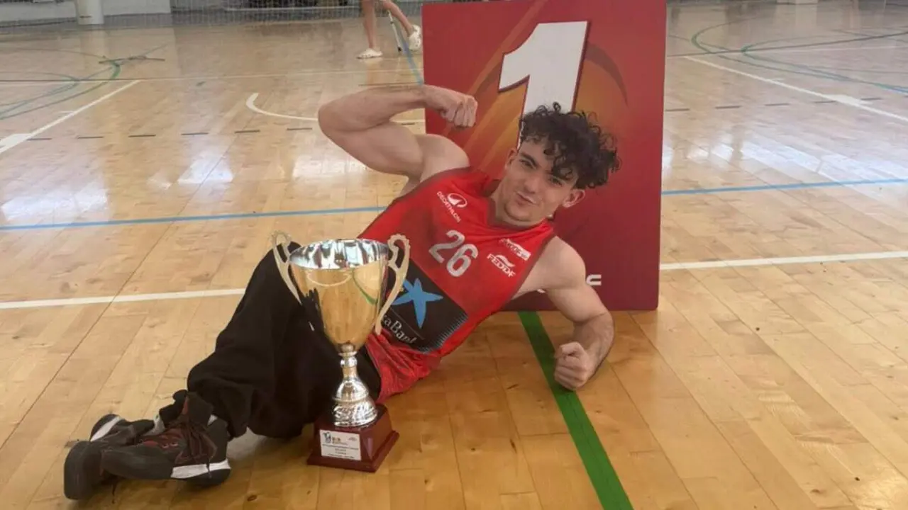 Samuel Pariente celebra el oro logrado con la Selecci&oacute;n de Madrid en el Campeonato de Espa&ntilde;a sub-23. AYTO. DE TORREJ&Oacute;N.