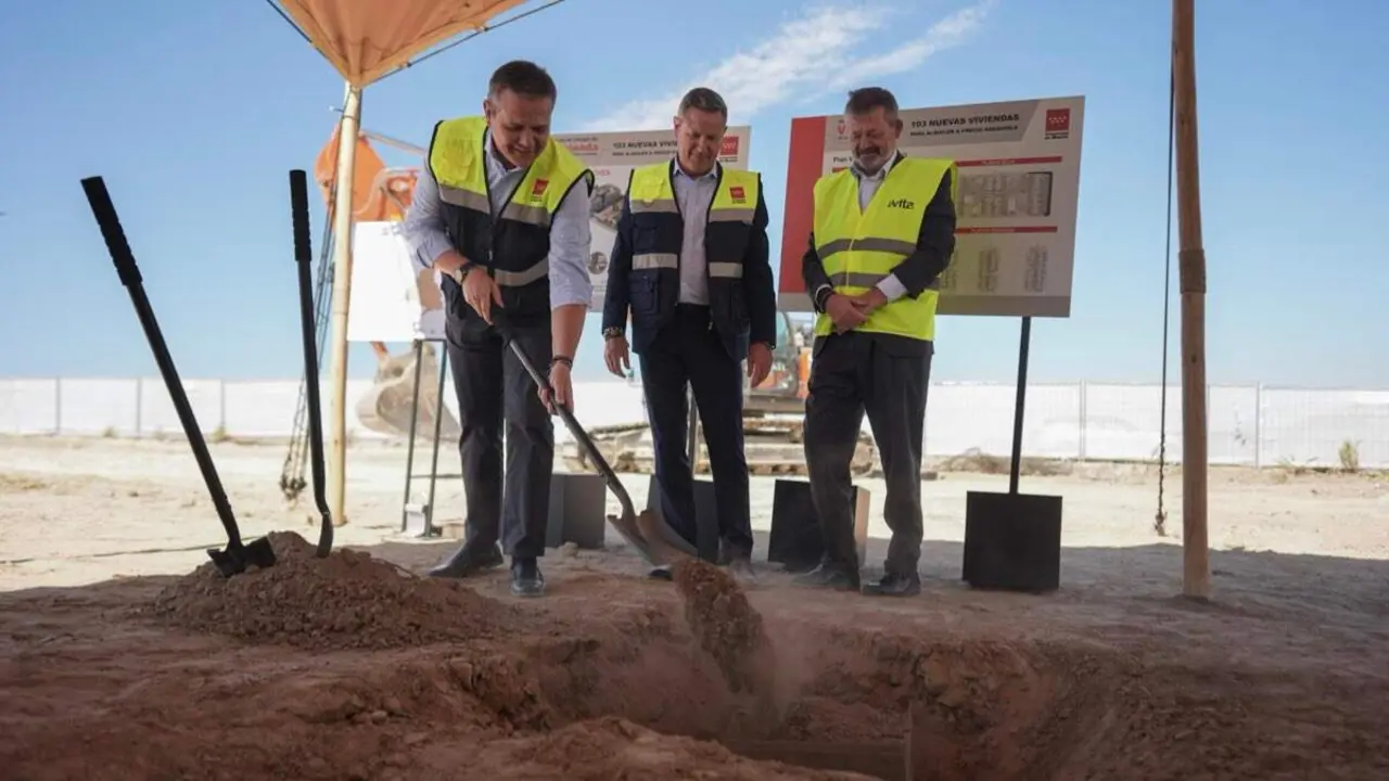 Jorge Rodrigo, durante la colocaci&oacute;n de la primera piedra de las obras del Plan Vive Soluci&oacute;n Joven en Loeches. COMUNIDAD DE MADRID