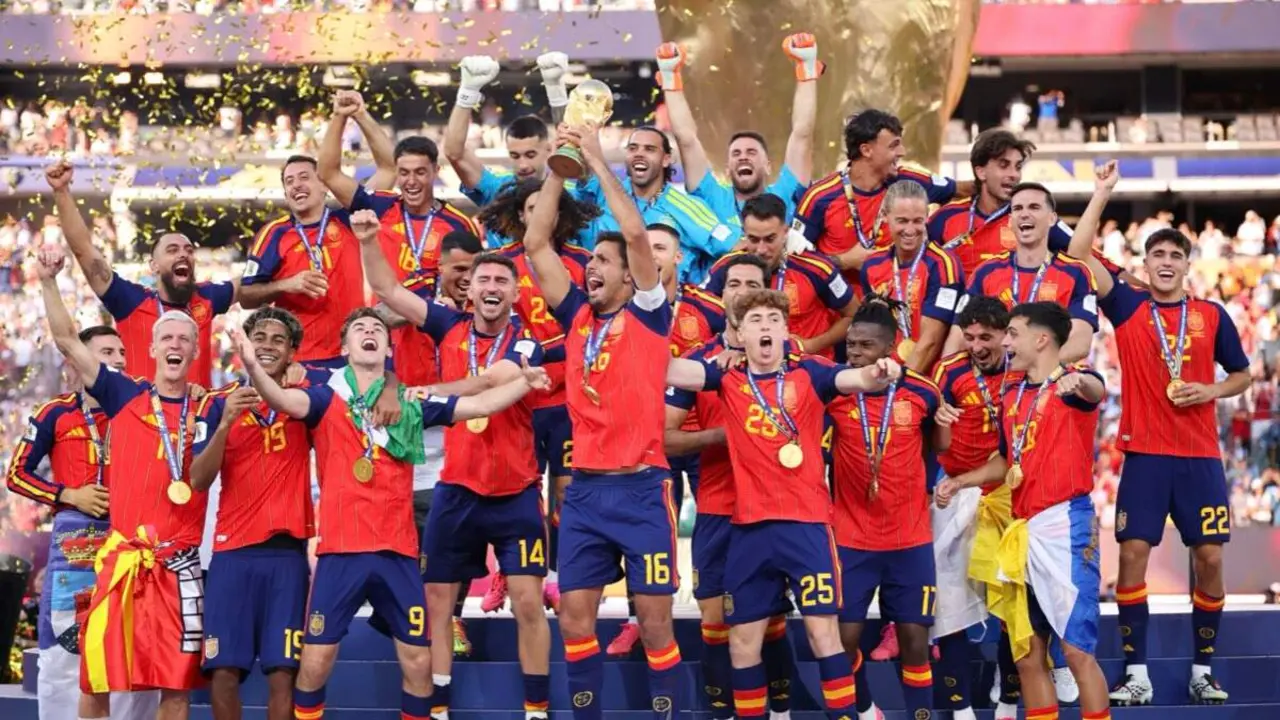 La selecci&oacute;n espa&ntilde;ola celebra la conquista del Mundial 2026 tras vencer a Argentina en la final. FIFA.