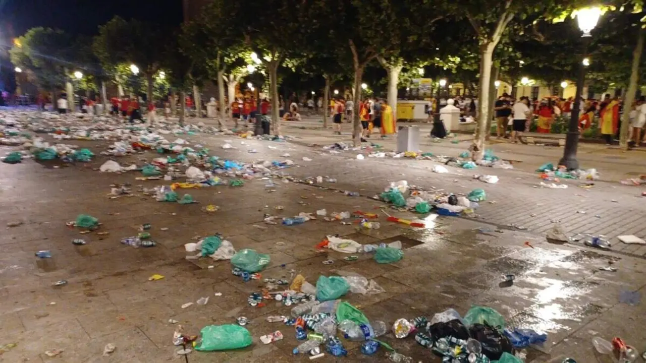 La Plaza de Cervantes, tras la final del Mundial. AYTO. DE ALCAL&Aacute; DE HENARES.